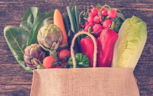 Muchas verduras de granja en la bolsa de sacos