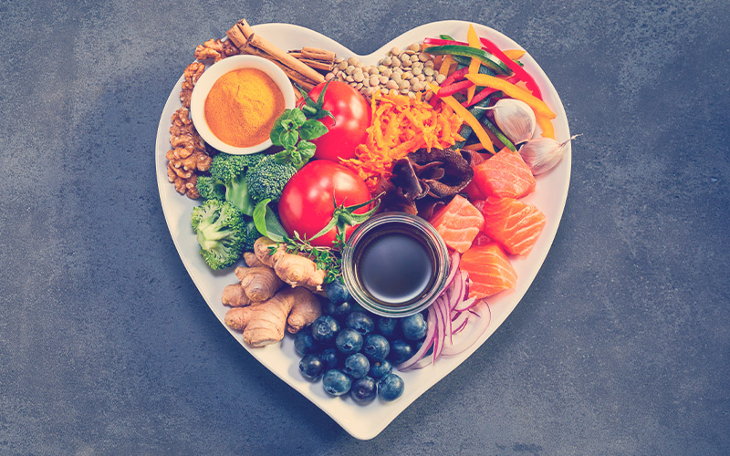 Dieta sana para el sistema cardiovascular con un plato en forma de corazón de açai,