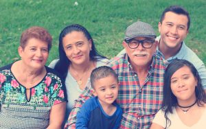 familia colombiana disfrutando de los beneficios de estar afiliados a la caja de compensación