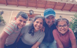familia colombiana sonriendo