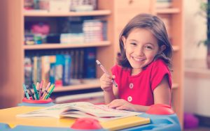 niñas feliz porque inicia temporada escolar