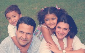 familia colombiana que accede a los beneficios de Innnovador modelo combina la atención en salud con actividades de acondicionamiento, recreación y formación