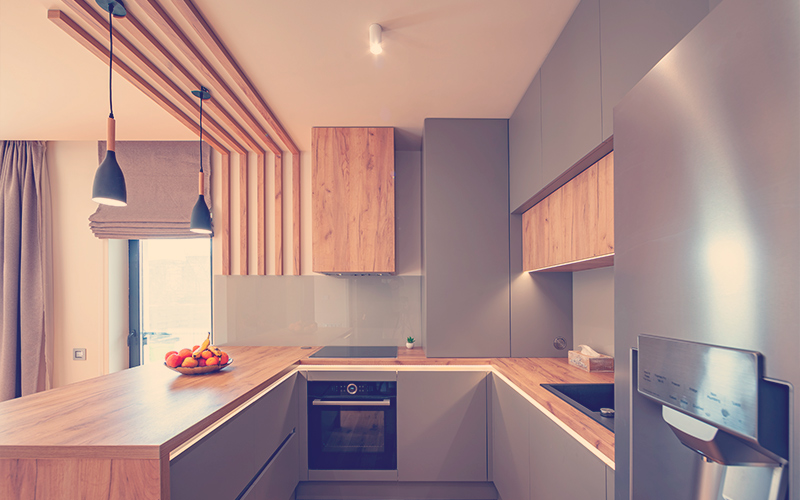 Bonita cocina gris moderna en un lujoso apartamento con accesorios de acero inoxidable