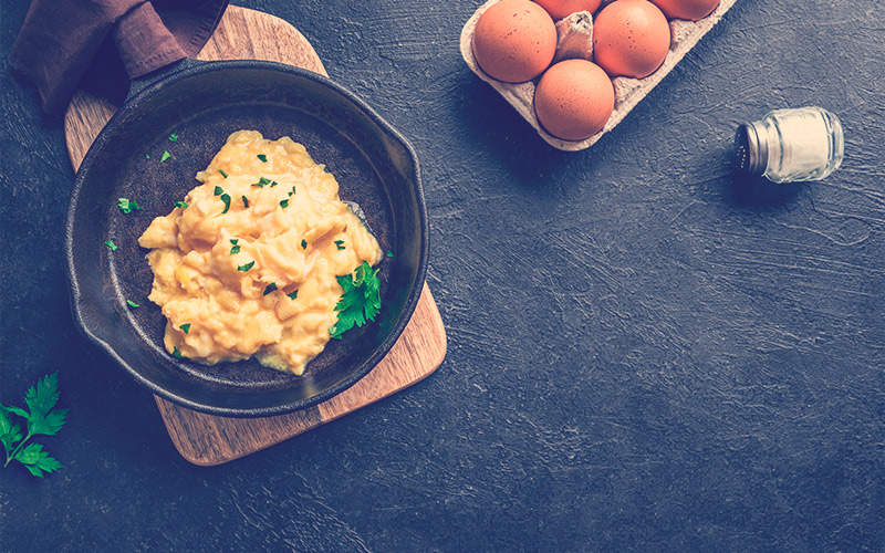 Huevos apostados en sartén para el desayuno o el brunch saludable