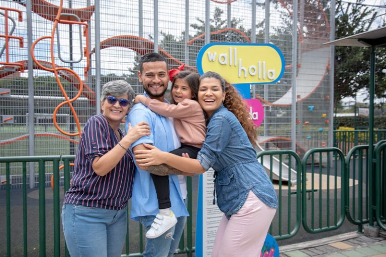 familia colombiana disfrutando de una tarde en un parque de diversiones