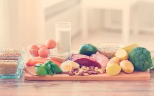 Variedad de alimentos saludables sobre una mesa que responden a la duda de qué comer para la gastritis.
