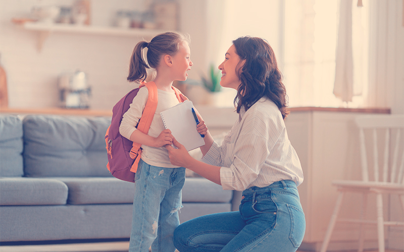 mamá enseñando rutinas saludables a su hija