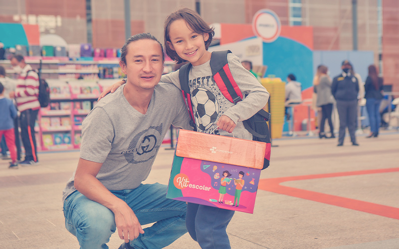 papa e hijo haciendo uso del subsidio educativo