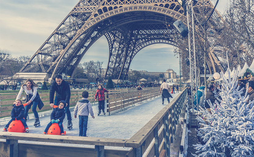 Familia-en-París-Francia-pasando-la-navidad-junto-a-la-torre-eiffel