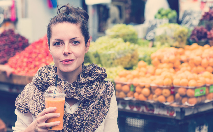 mujer-tomando-jugo-naranja