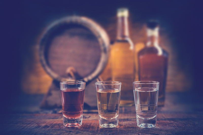  bebidas alcohólicas fuertes y duras, vasos. Vodka, brandy, tequila, brandy y whisky,