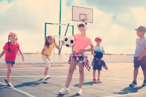 niñas jugando fútbol