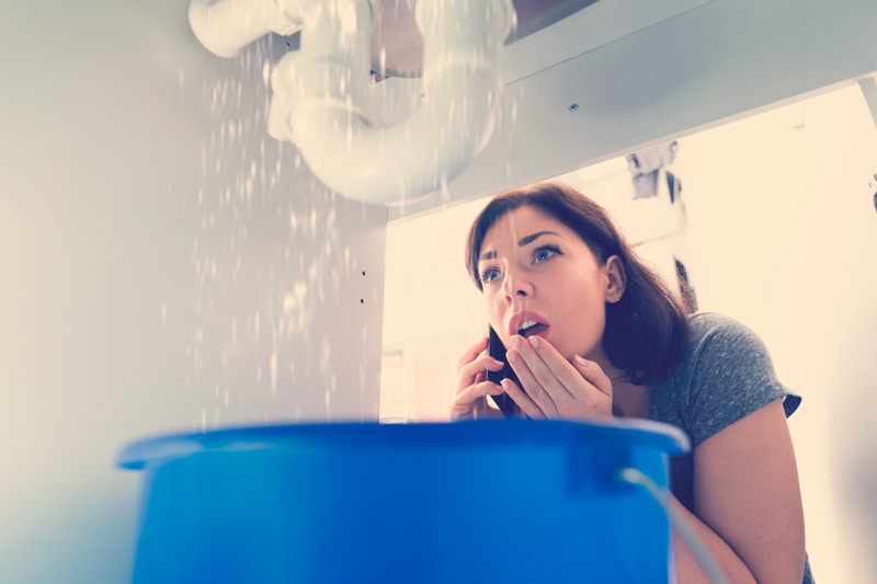 mujer-preocupada-fuga-de -agua-en-casa