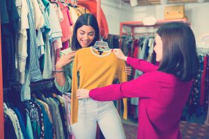 mujer-comprando-ropa-segunda-mano