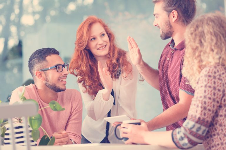 grupo de personas dialogando sobre negocios