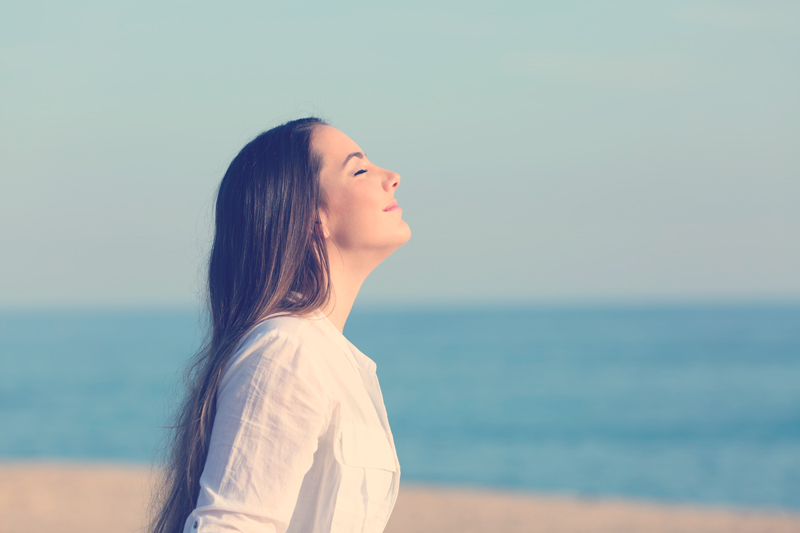 mujer respira en una playa