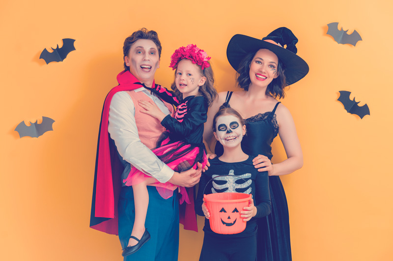 familia disfrazada en halloween