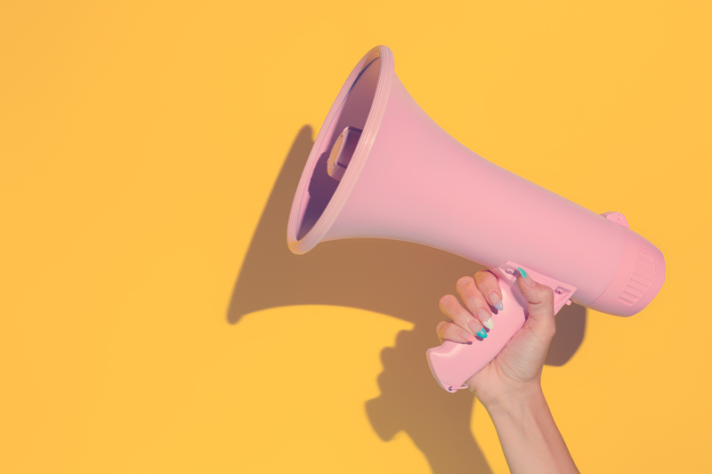 marketing voz a voz: una mano alzando un megafono