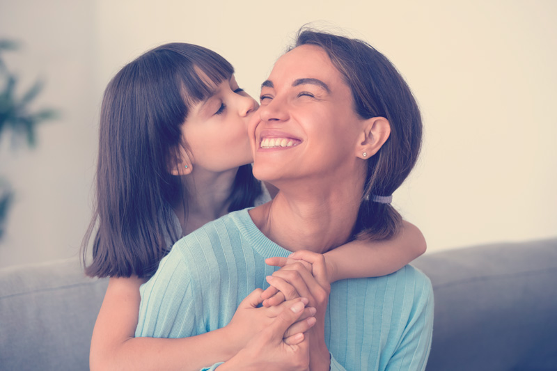 mamá e hija sonrientes