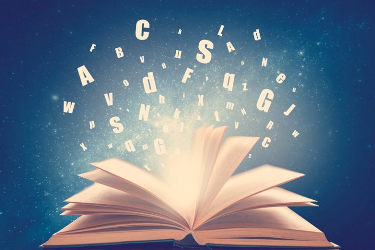 palabras saliendo de un libro