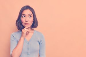 mujer no sabe la respuesta del significado de palabras raras en español