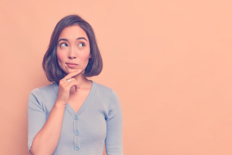 mujer no sabe la respuesta del significado de palabras raras en español