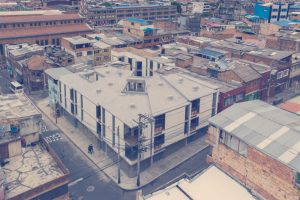 Edificio de 3 niveles con diseño unico ubicado en el tradicional barrio 20 de Julio