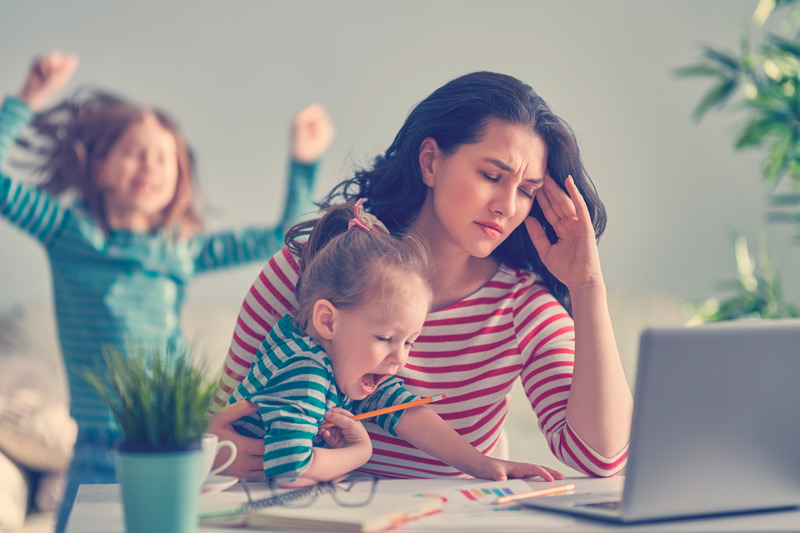 mujer estresada frente al computador