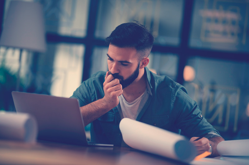 hombre revisando seguros para empresas