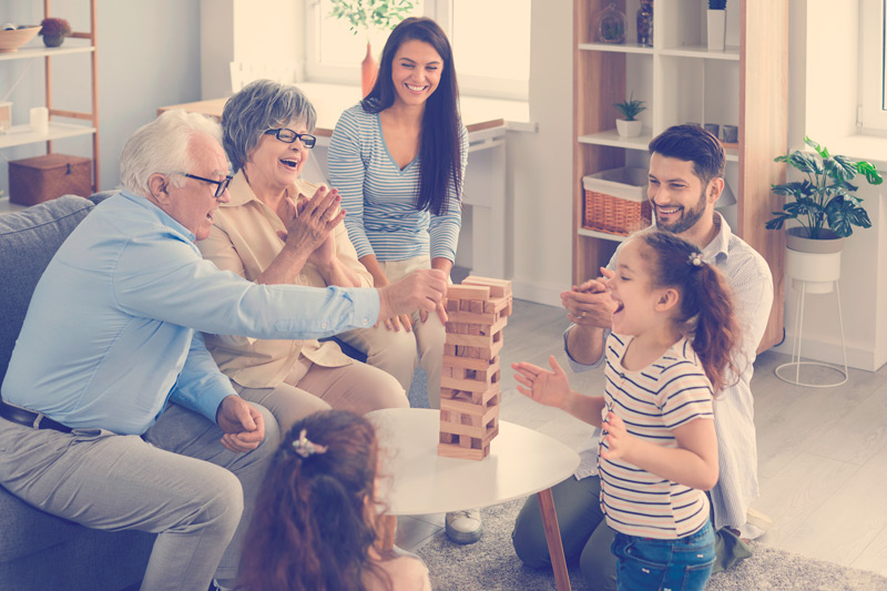 familia feliz jugando juegos de mesa