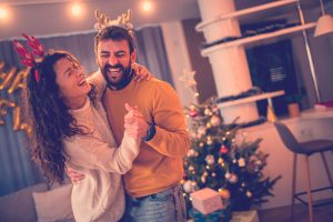 pareja bailando clásicos bailables de diciembre