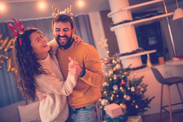 pareja bailando clásicos bailables de diciembre