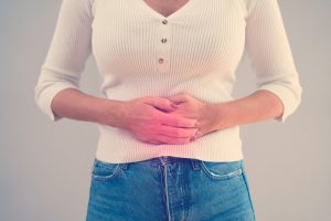 mujer con dolor en el colon