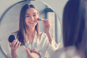 mujer maquillándose tendencias maquillaje