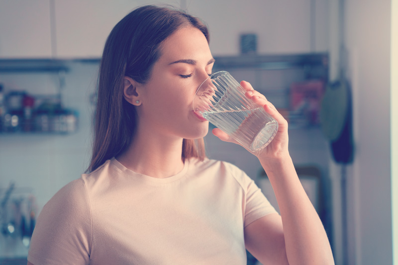 mujer tomando agua