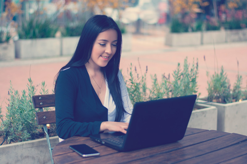 mujer buscando trabajos para colombianos en el exterior