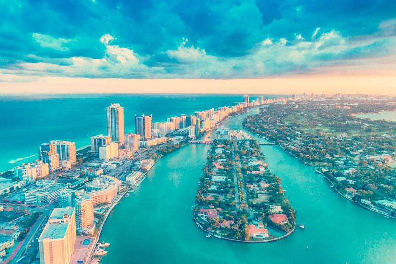 Miami Beach, magníficas vistas aéreas de edificios, ríos y vegetación.