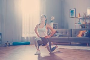 mujer practicando ejercicio en casa