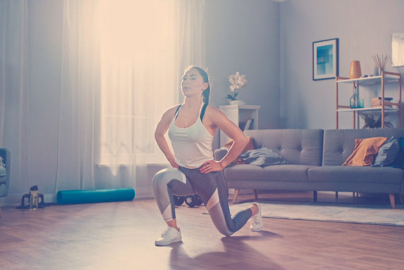 mujer practicando ejercicio en casa