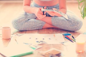 mujer recortando imágenes y fotos para mapa de sueños