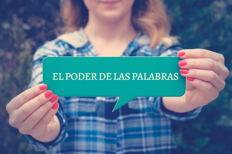 mujer sosteniendo un letrero: el poder de las palabras