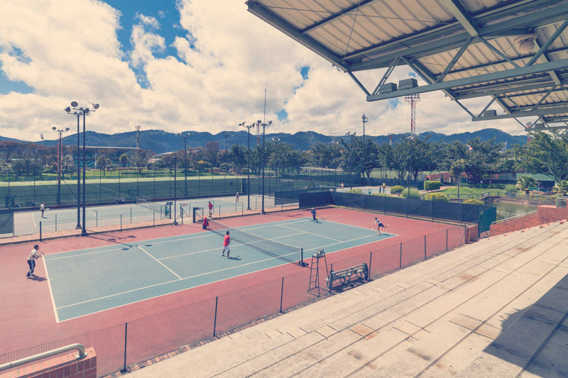 jugadores jugando tenis 