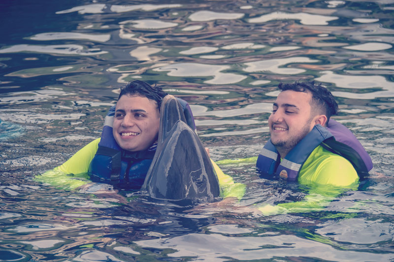 Adrián y Dilan Meléndez Fierro, beneficiarios de Corazones Valientes haciendo delfinoterapia
