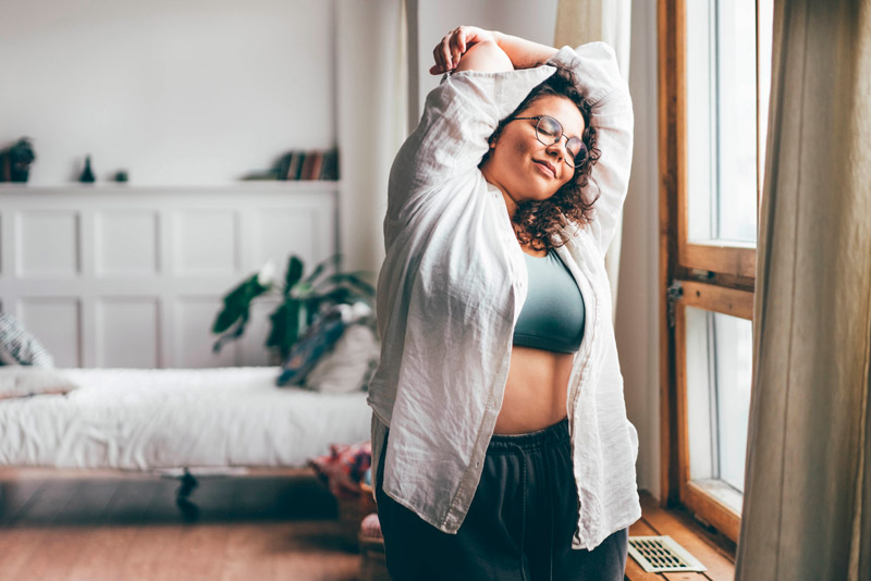 mujer estirando su cuerpo