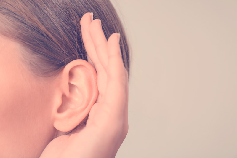 mujer escuchando atentamente