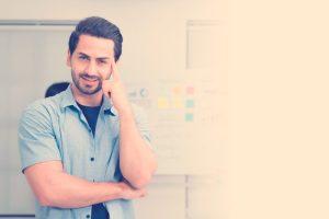 emprendedor invitando a analizar una situació