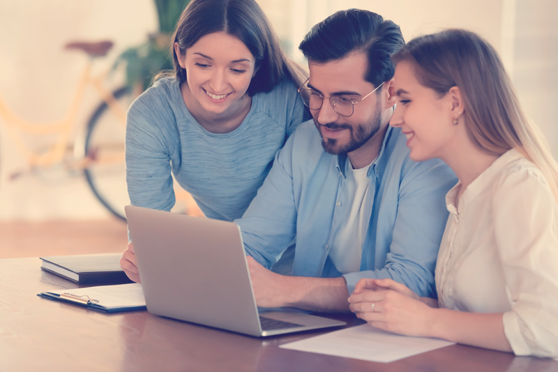 colaboradores mirando cómo funciona la reducción de la jornada laboral