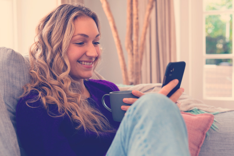 mujer mira el celular mientras pasa tiempo a solas