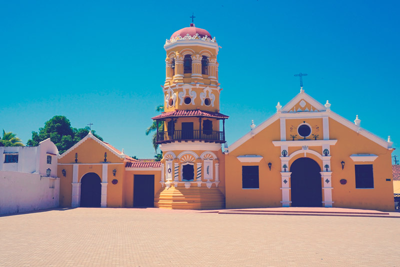 sta de la iglesia de Santa Bárbara en Mompox, Colombia con un cielo espectacular