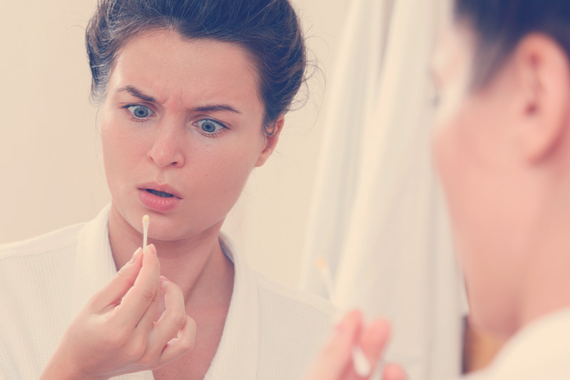 mujer se sorprende al ver cerumen 